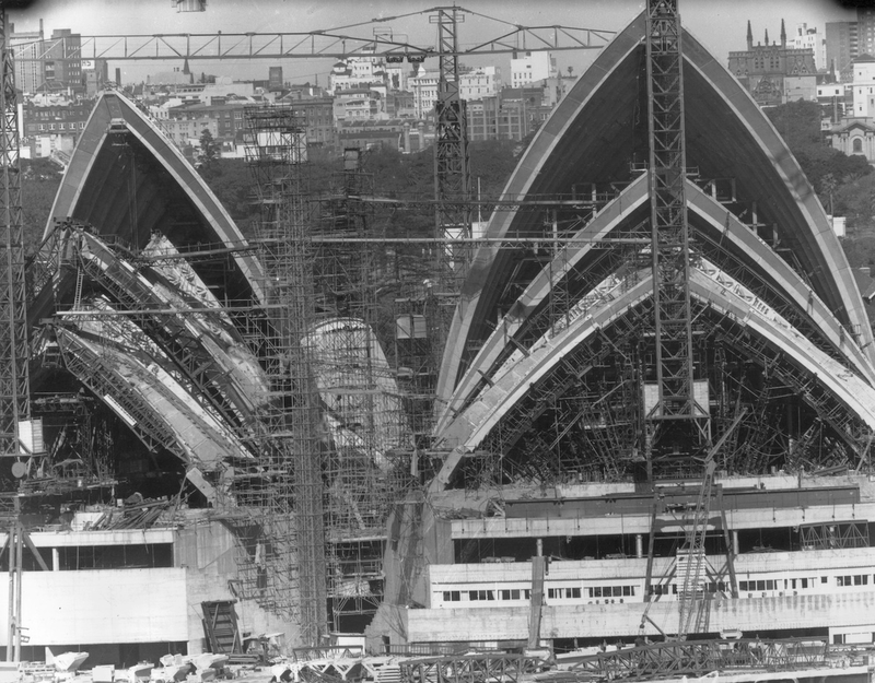 Illustration for article titled Photos of Famous Landmarks While They Were Still Under Construction